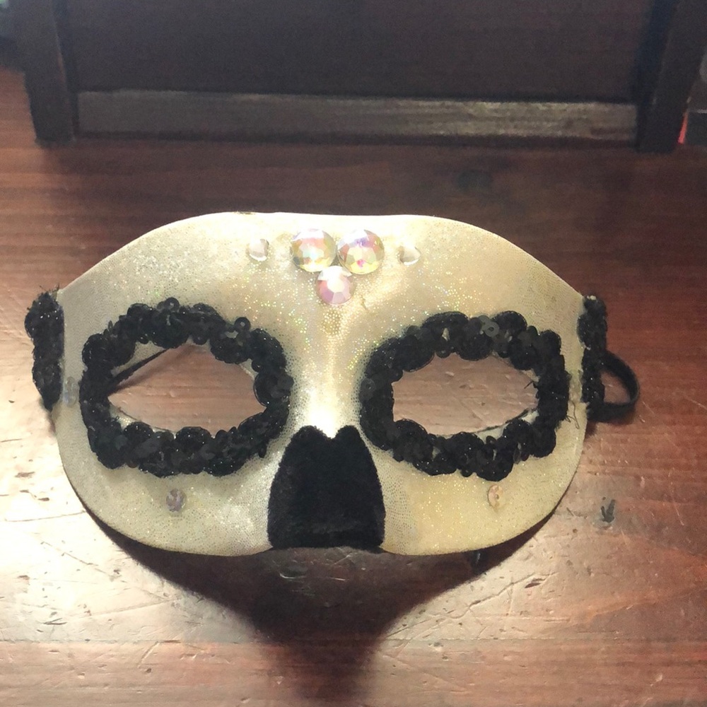 Dia De Los Muertos style masquerade mask